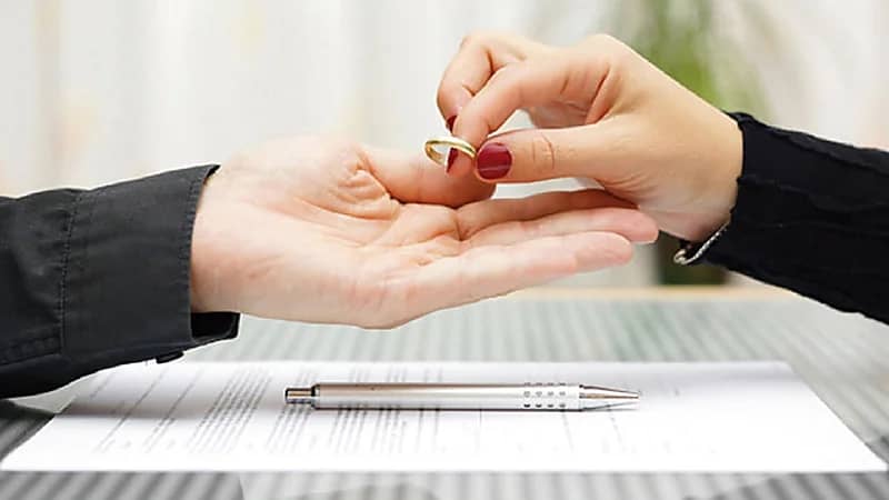 امرأة تطلب الطلاق لرفضها السكن بعيدًا عن أسرتها!