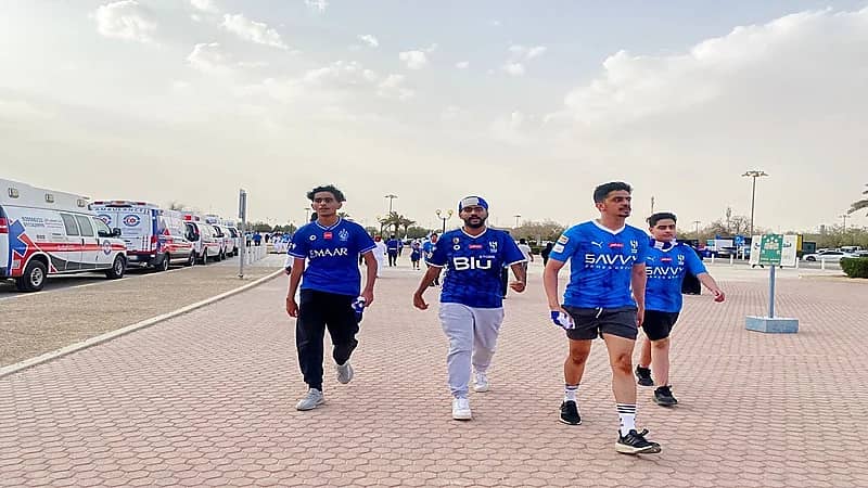 فتح بوابات استاد الملك فهد وتوافد الجمهور..صور