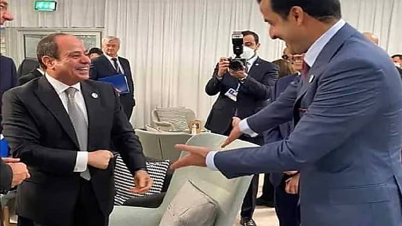 بالصور.. مصافحة ودية وابتسامات عفوية بين "السيسي" وأمير قطر