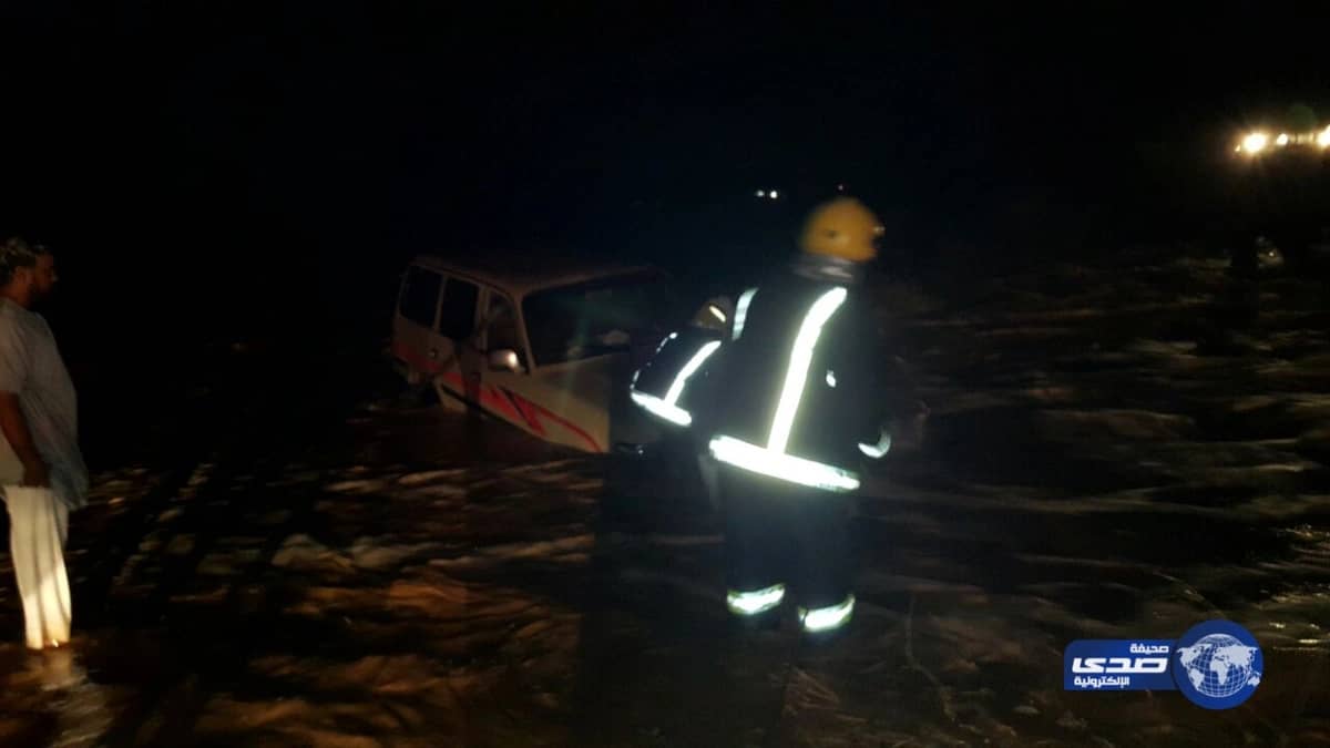 بالصور.. الدفاع المدني بالعرضية الشمالية ينقذ شخص غامر بحياته في السيول