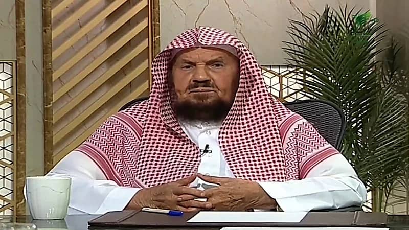 الشيخ عبدالله المنيع يوضح حكم الصلاة مع استمرار نزول الدم.. فيديو