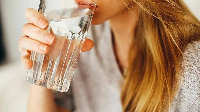 علاقة خطيرة بين قلة شرب الماء وأعراض مرضية