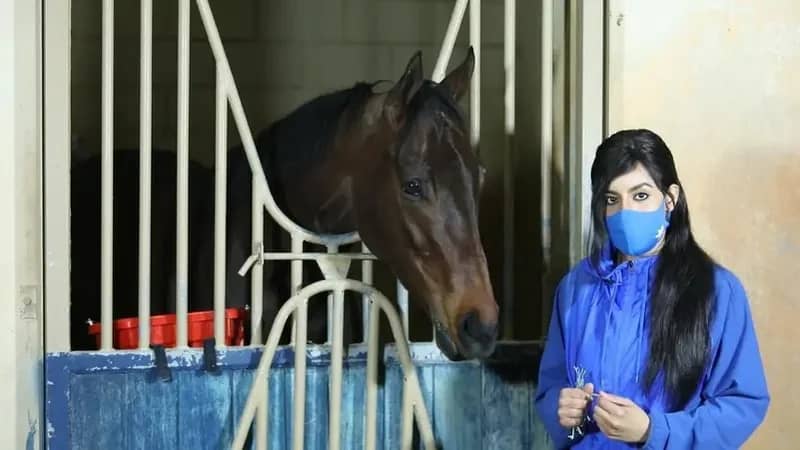 بالصور.. شابة سعودية تحصل على رخصة خيال من نادي سباقات الخيل