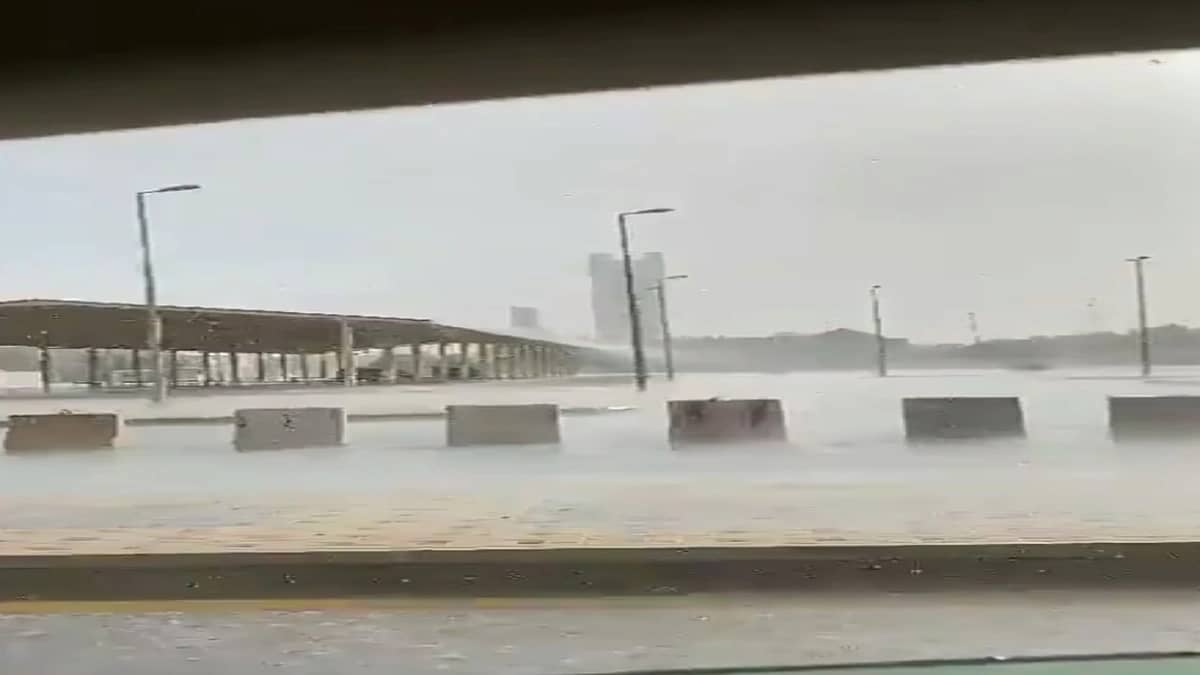 بالفيديو.. لحظة هطول أمطار غزيرة على أجزاء من  الرياض