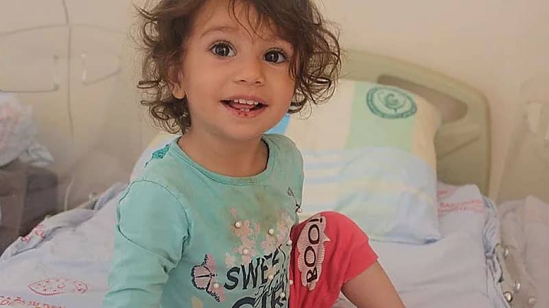 طفلة تقتل أفعى سامة انتقامًا منها