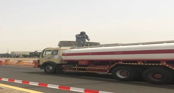 بالصور.. مدني ينبع يباشر حادث تسرب بنزين من ناقلة وقود