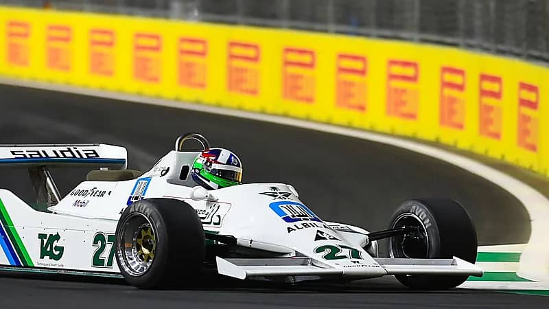 شاهد .. وزير الرياضة يقود سيارة فريق "ويليامز" وسط حلبة كورنيش جدة