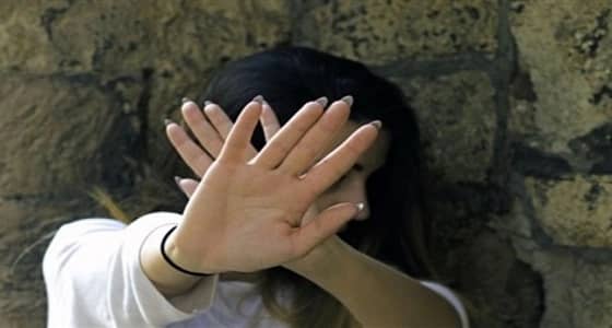 فتاة تغفو في «تاكسي» فتجد السائق جالسا على ركبتيها ويتحرش بها