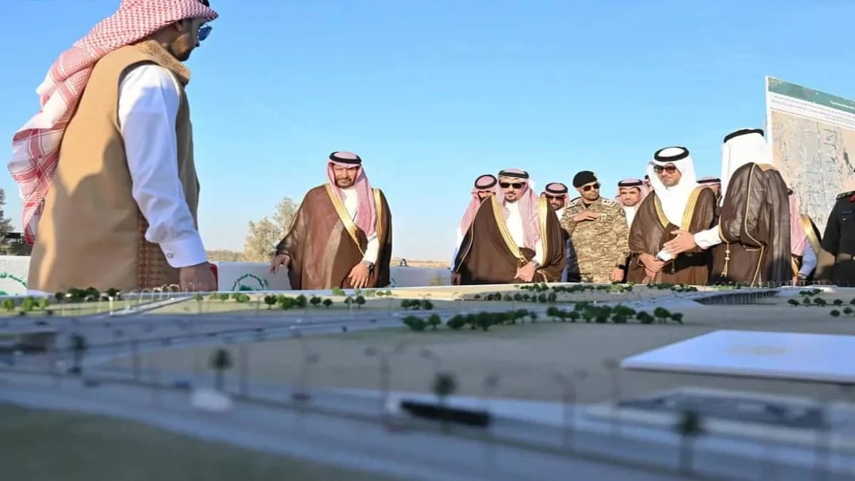 أمير القصيم ووزير البلديات يتفقدان مشروع امتداد طريق الملك عبد الله.. فيديو