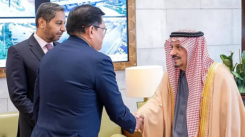 أمير الرياض يستقبل سفير جيبوتي ورؤساء المجموعات الجغرافية .. صور