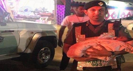 احتجاز طفلة داخل مركبة بالمخواة