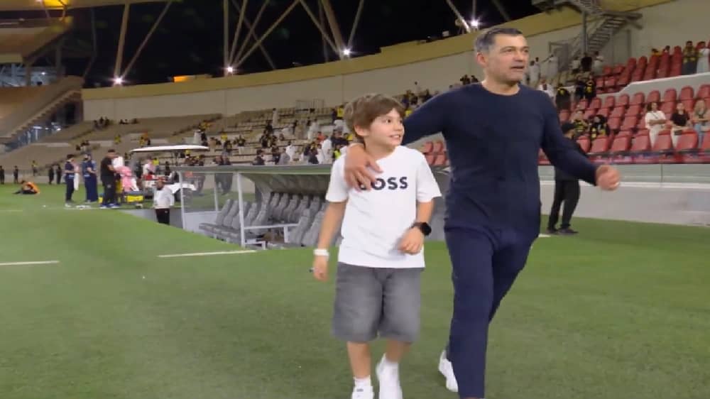 كونسيساو يحتفل بالفوز مع عائلته.. فيديو