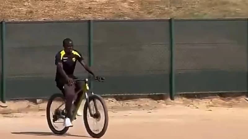 كانتي يقود دراجة هوائية للذهاب لتدريبات الاتحاد .. فيديو