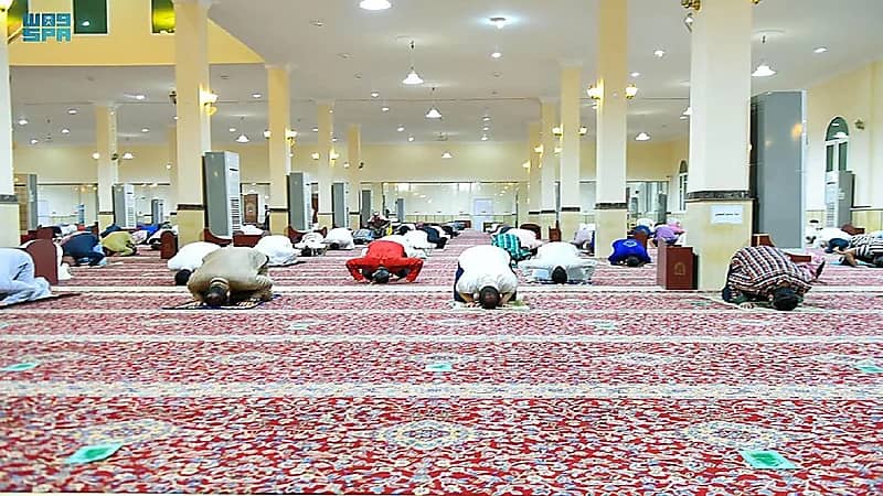 بالصور..عودة المصلين لصلاة التراويح وسط أجواء مفعمة بالإيمان