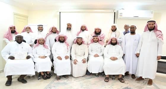 بالصور.. " خيركم " تعلم لغة الإشارة لمشرفي ومعلمي حلقات القرآن بجدة