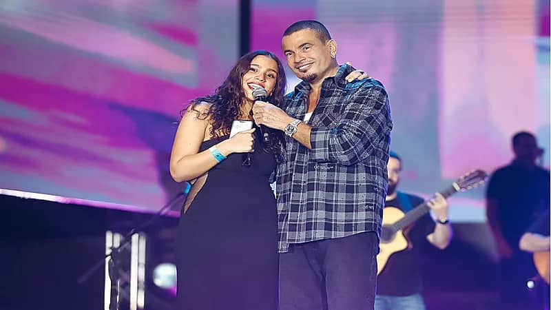 عمرو دياب يغني برفقة ابنته جنا على المسرح.. فيديو