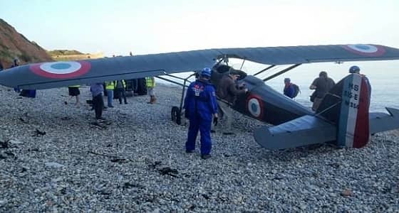 بالفيديو.. هبوط إضطراري لطائرة على شاطئ