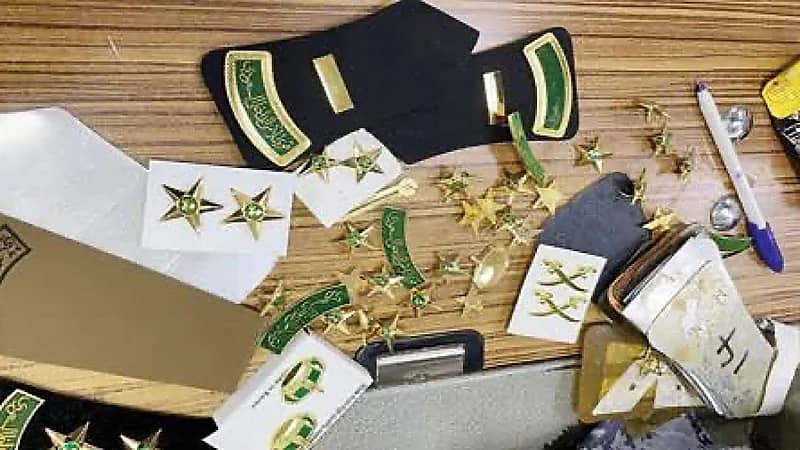 ضبط رتب وأنواط وشعارات عسكرية مخالفة في عددٍ من محال الملابس العسكرية