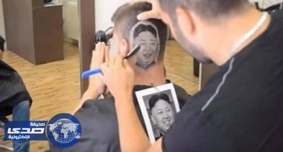 حلاق ينحت صور المشاهير على رؤوس زبائنه