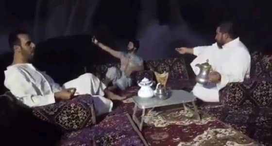 بالفيديو.. مواطنين يتناولون الإفطار بشلالات دربات عقب الإعصار " ميكونو "