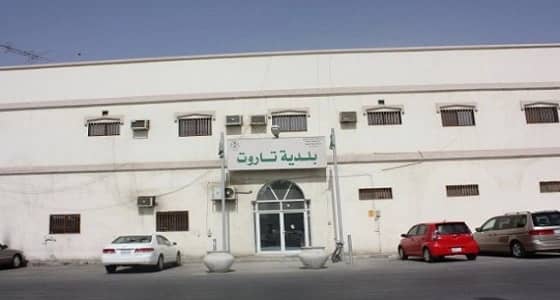 بلدية تاروت تغلق محلين وتصادر 120 كيلو جراماً من المواد الغذائية الفاسدة