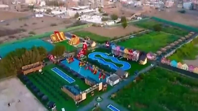 شاهد.. مواطن يحول مزرعة أعلاف مهجورة إلى منتجع سياحي