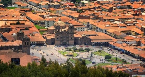 الأهالي يجردون «لصة» من ملابسها ويجبرونها على السير عارية