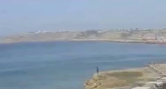 بالفيديو.. لحظة انتحار فتاة في المحيط الأطلسي .. ووالدها يكشف السبب