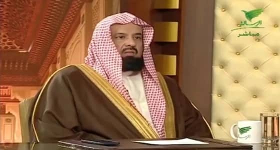 بالفيديو.. « السند » يجيب سيدة لديها بيتين في ينبع وجدة عن الإحرام للعمرة