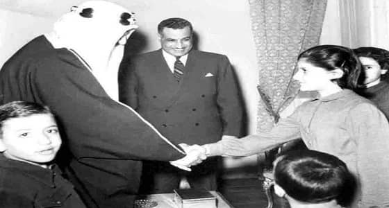 صورة نادرة من زيارة الملك سعود لجمال عبدالناصر في منزله