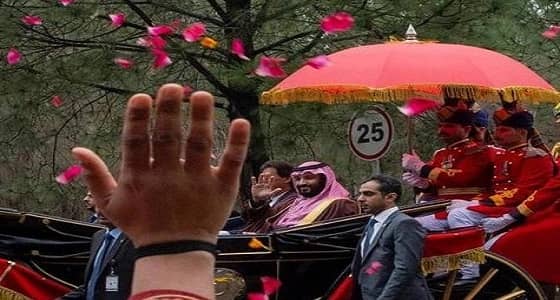 صورة ولي العهد يرد التحية لمواطنة باكستانية رحّبت به