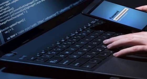 بالفيديو.. اختراق الهاتف الجوال بحيلة غير متوقعة عن طريق السائق الخاص