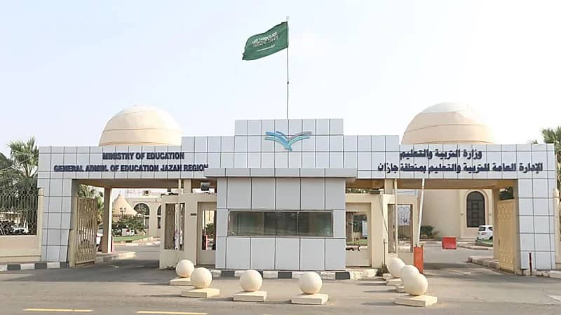 إنهاء تكليف قيادييْن وتعيين مدير جديد للمدرسة التي صعق فيها طالب بجازان