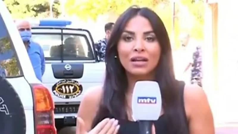 شاهد.. امرأة تضع مراسلة في موقف محرج على الهواء 