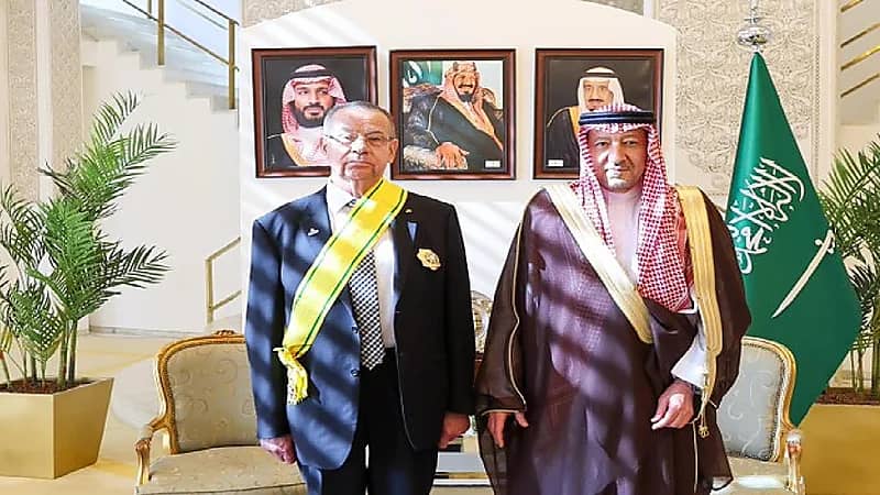 نائب وزير الخارجية يقلد السفيرين الفلسطيني والمصري وشاح الملك عبدالعزيز