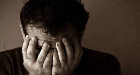 طردته وخانته مع آخر ولا يزال متمسكا بها!