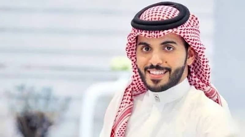 غازي الذيابي يهدي 4 شعراء حضروا زفاف شقيقه سيارات آخر موديل .. فيديو