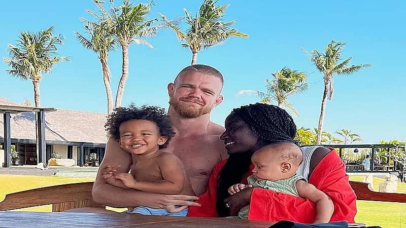 لقطات عفوية لعبير سندر مع أسرتها.. صور