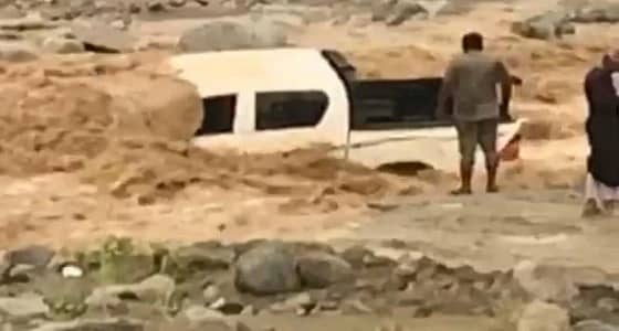 شاهد.. السيول تغمر عائلة في مركبة بوادي حضوة
