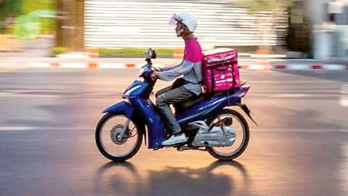 تجربة مواطنة مع طلب الطعام من الخارج