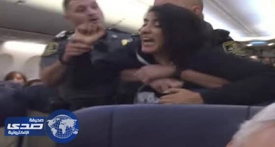 بالفيديو.. طرد راكبة حامل من الطائرة لاعتراضها على وجود كلبين
