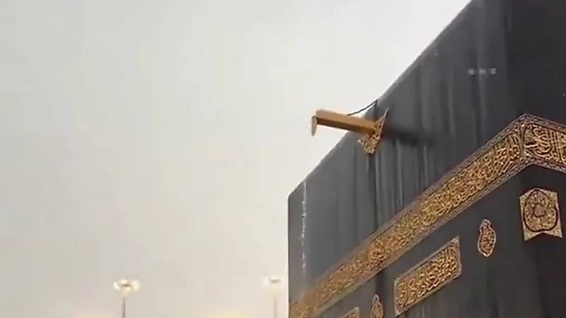 مشهد مهيب لهطول أمطار الخير في الحرم المكي ..فيديو