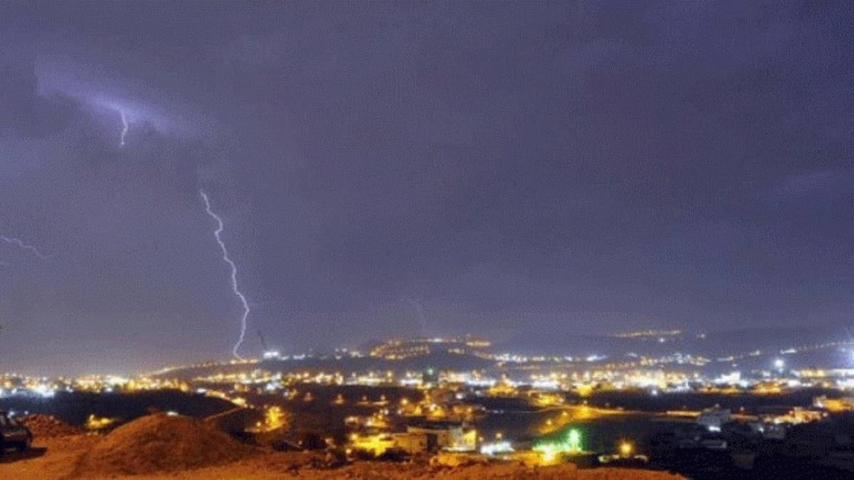 الأرصاد تنبه باستمرار السحب الرعدية الممطرة على الباحة