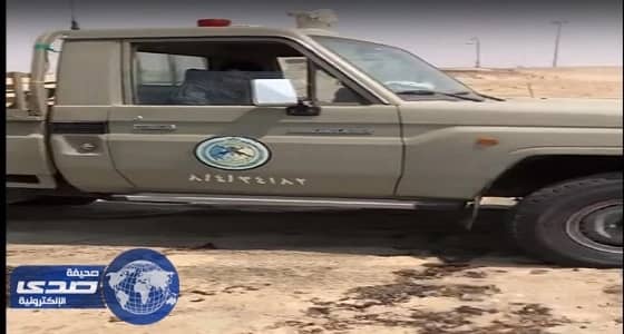 فيديو.. عسكريان يرفضان مساعدة مواطن علقت سيارته بالرمال