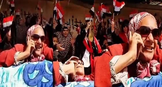 بالفيديو.. سيدة مصرية تنهار من فرط حبها لـ " السيسي "