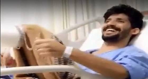 بالفيديو.. جندي مصاب بانفجار اللغم بالحد الجنوبي يمازح أصدقائه بقدمه المبتورة