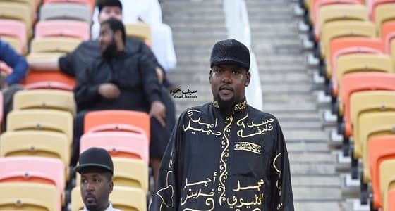 مشجع اتحادي يحضر مباراة الحزم بثوب مطرز بأسماء الجيل الذهبي " صورة "