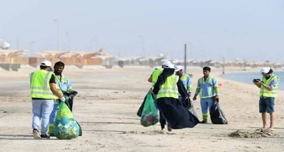 بالصور.. غواصون ومتطوعون ينظفون شاطئ «نصف القمر» بالشرقية