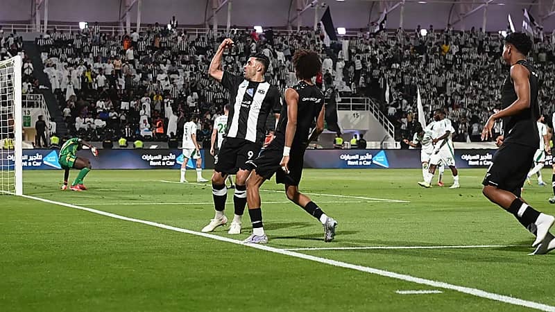 الشباب يكتسح الأهلي بثلاثية