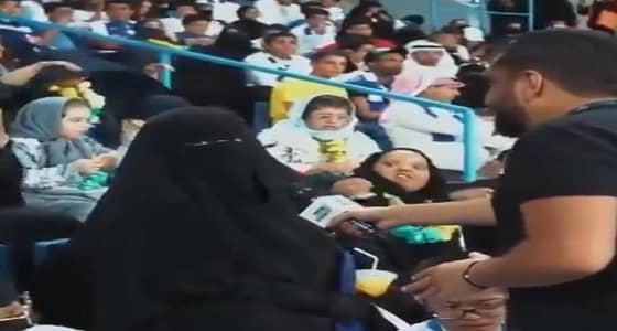 تذكرة مجانية لمواطنة لجميع مباريات النصر وجوال بعد توقعها نتيجة مباراة الهلال